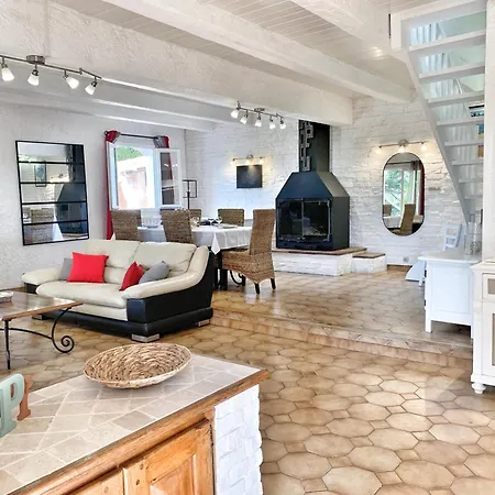 Villa Au Calme A Sanary, Climatisee, Avec Piscine